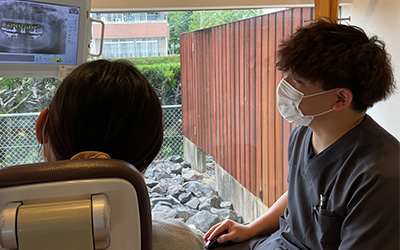各チェアーに治療説明モニターを設置しています
